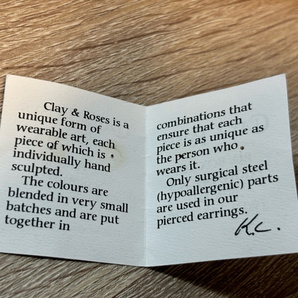 Hand sculpted earrings - Picture 3 of 4